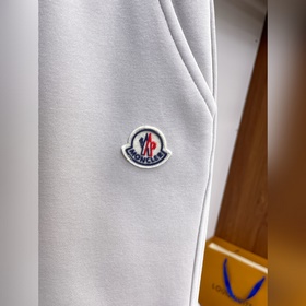 Moncler  С тремя логотипами — новинка