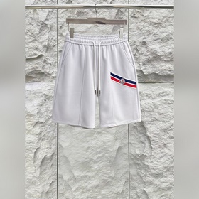 Moncler  С тремя логотипами — новинка