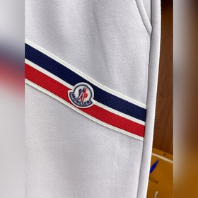 Moncler  С тремя логотипами — новинка