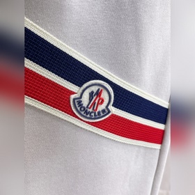 Moncler  С тремя логотипами — новинка