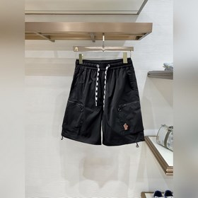 Moncler  С тремя логотипами — новинка