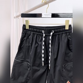 Moncler  С тремя логотипами — новинка