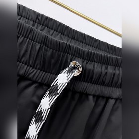 Moncler  С тремя логотипами — новинка