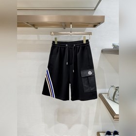Moncler  С тремя логотипами — новинка