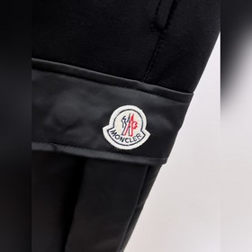 Moncler  С тремя логотипами — новинка