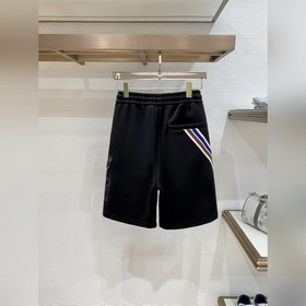 Moncler  С тремя логотипами — новинка