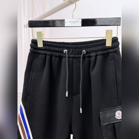 Moncler  С тремя логотипами — новинка
