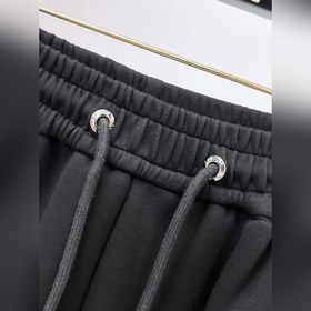 Moncler  С тремя логотипами — новинка