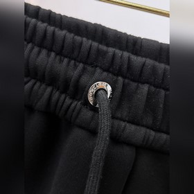 Moncler  С тремя логотипами — новинка