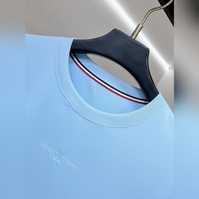 Новинка весенней коллекции Moncler： фу