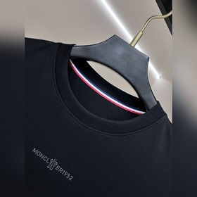 Новинка весенней коллекции Moncler： фу