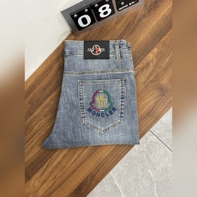 Moncler — эксклюзивная новинка： модные