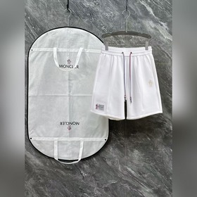 Moncler  С тремя логотипами — новинка