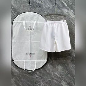 Moncler  С тремя логотипами — новинка