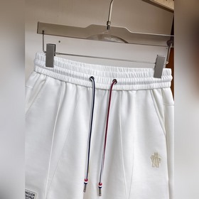 Moncler  С тремя логотипами — новинка