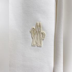 Moncler  С тремя логотипами — новинка