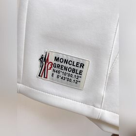 Moncler  С тремя логотипами — новинка