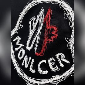 Moncler  С тремя логотипами Новая мо