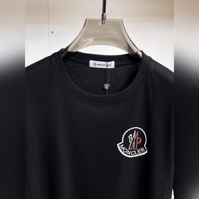 Moncler  С тремя логотипами Новинка