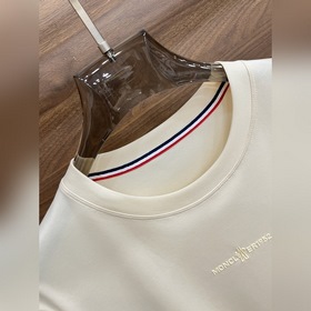 Новинка весенней коллекции Moncler： фу