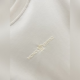Новинка весенней коллекции Moncler： фу