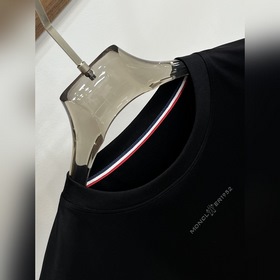 Новинка весенней коллекции Moncler： фу