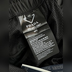Prada  Новая модель шорт с тремя лого