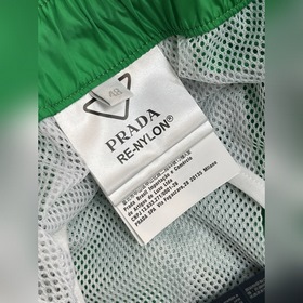 Prada  Новая модель шорт с тремя лого