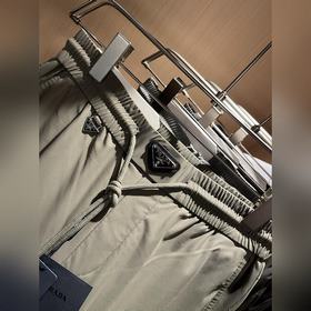 Prada： новые универсальные брюкиз элас