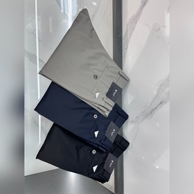 Новая модель повседневных брюк Prada,