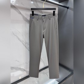 Новая модель повседневных брюк Prada, 
