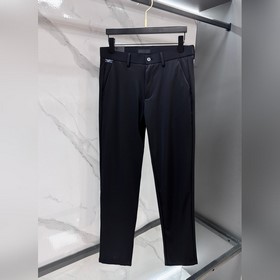 Новая модель повседневных брюк Prada, 