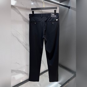 Новая модель повседневных брюк Prada, 