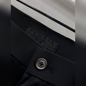 Новая модель повседневных брюк Prada, 