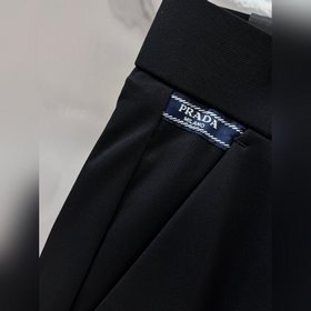 Новая модель повседневных брюк Prada, 