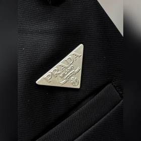 Новая модель повседневных брюк Prada, 