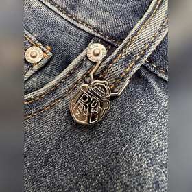 Prada： новые джинсы из коллекции весна
