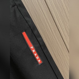 Черно-белые повседневные брюки Prada в
