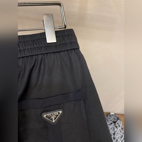 Prada： черно-белые брюки в стиле функц