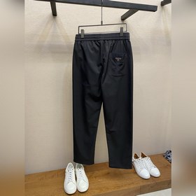 Prada： черно-белые брюки в стиле функц