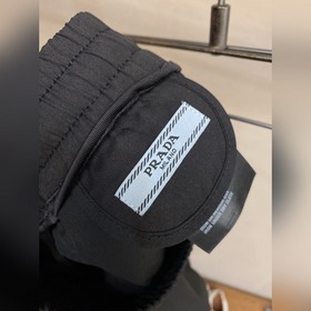 Prada： черно-белые брюки в стиле функц