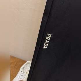 Prada： черно-белые брюки в стиле функц