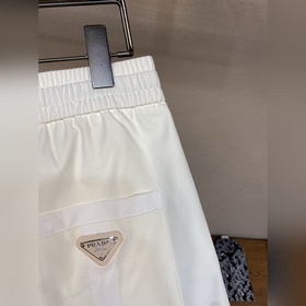 Prada： черно-белые брюки в стиле функц