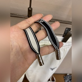 Prada： черно-белые брюки в стиле функц