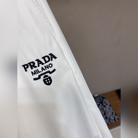 Prada： черно-белые брюки в стиле функц