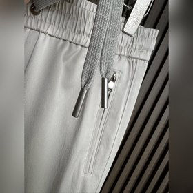 Новые повседневные брюки Prada из колл