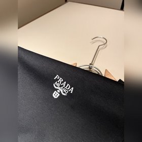 Новая модель футболки с короткими рука