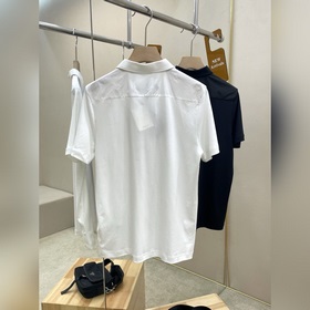 Prada — новая модель поло с тремя лого