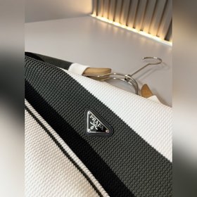 Prada： новая коллекция мужских трикота