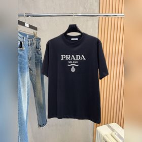 Prada  С тремя логотипами — новинка л
